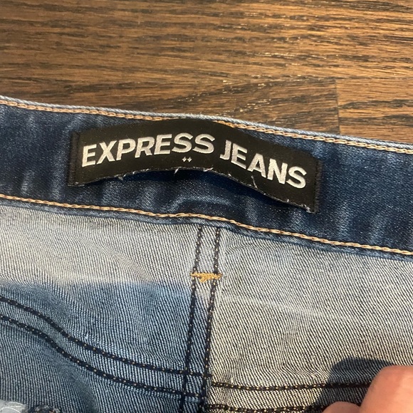 Express cuffed distressed jean shorts size 2 - Picture 3 of 4